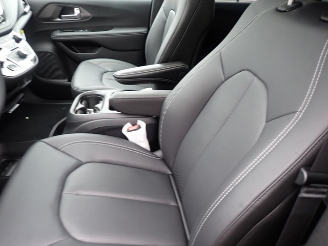 2026 Chrysler Pacifica photo 10