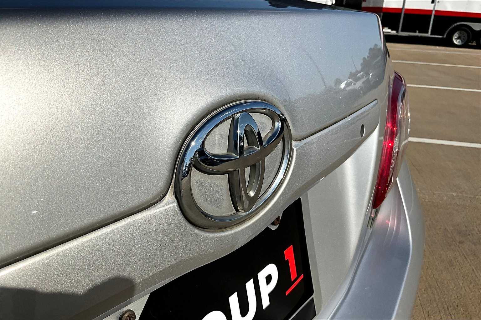 2011 Toyota Camry LE photo 3