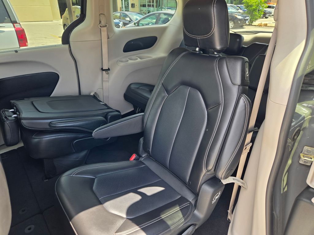 2023 Chrysler Pacifica Touring L photo 14