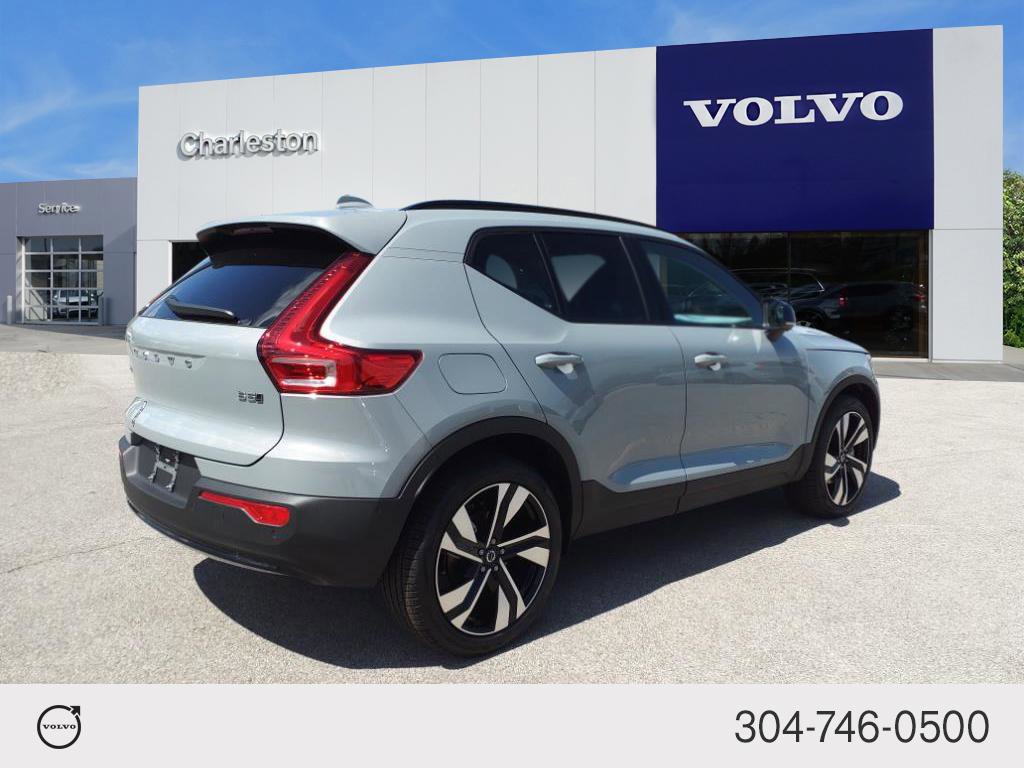 2025 Volvo XC40 Plus photo 3