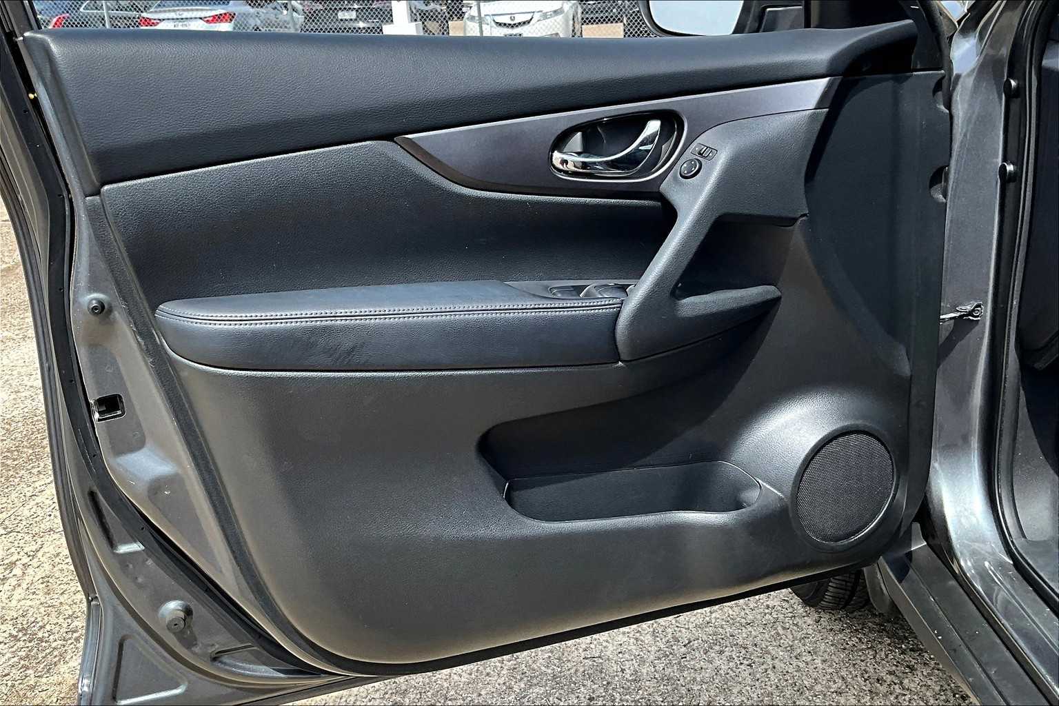 2016 Nissan Rogue SV photo 17