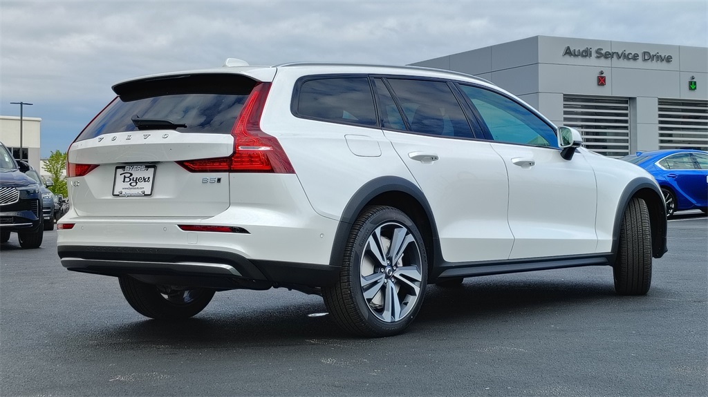 2026 Volvo V60 Cross Country B5 Plus photo 3