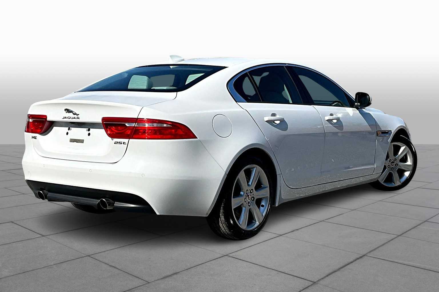 2017 Jaguar XE Premium photo 11