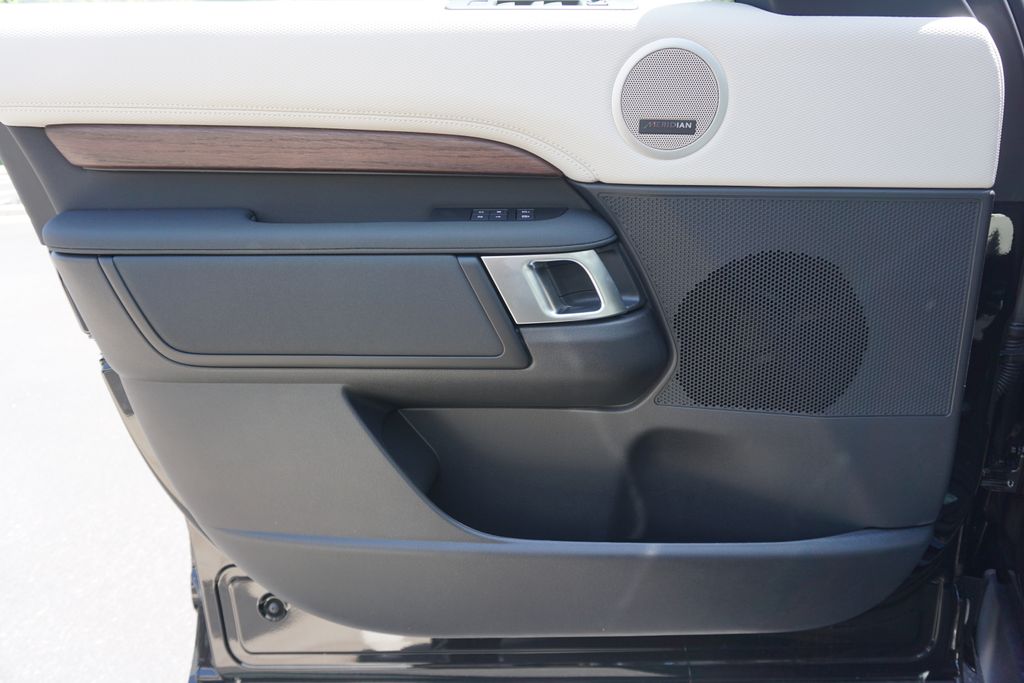 2025 Land Rover Discovery SE photo 17