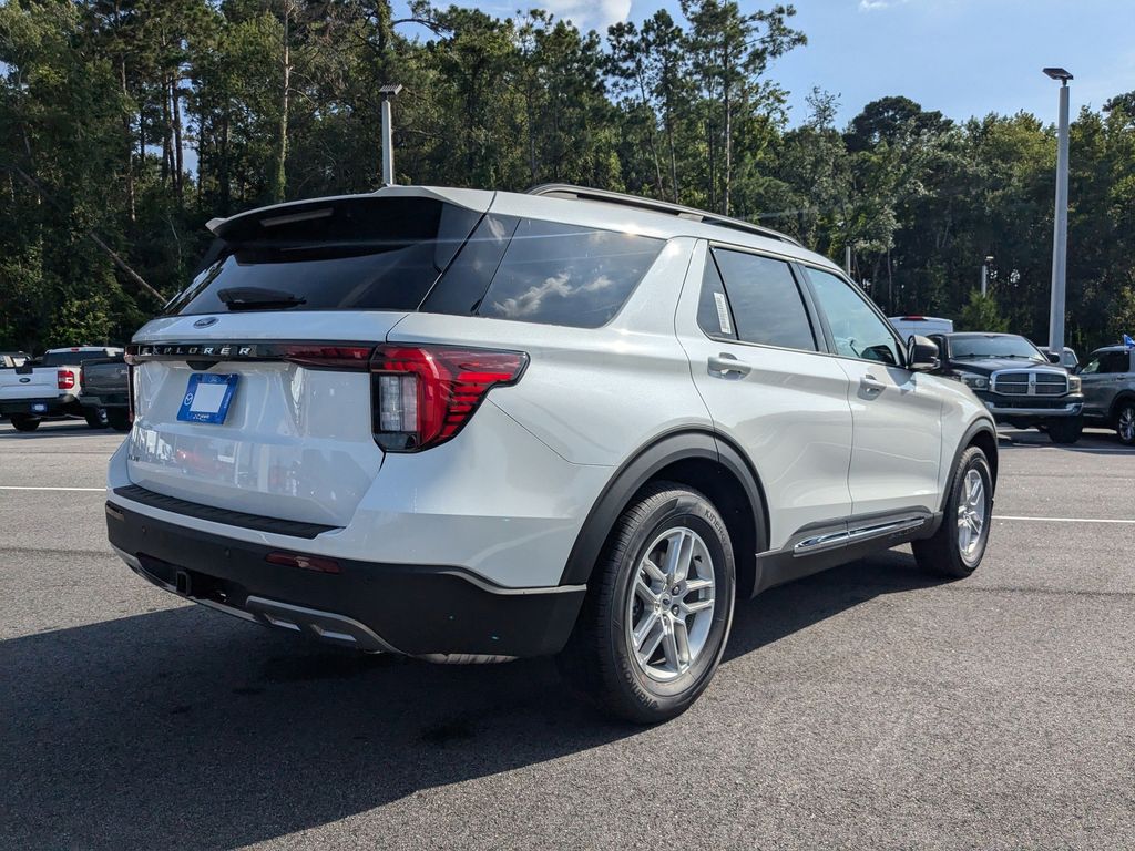 2025 Ford Explorer photo 4