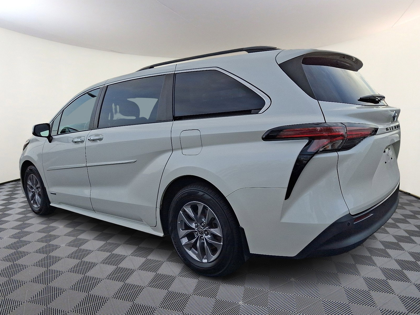 2021 Toyota Sienna XLE photo 2