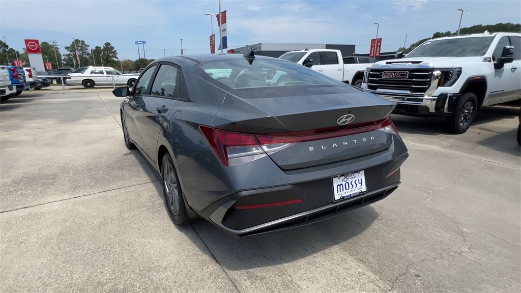 2024 Hyundai Elantra SEL photo 7