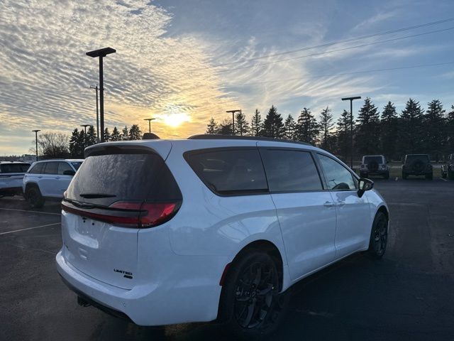 2026 Chrysler Pacifica Limited photo 4