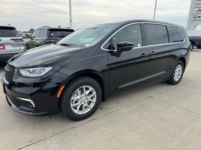 2026 Chrysler Pacifica photo 3