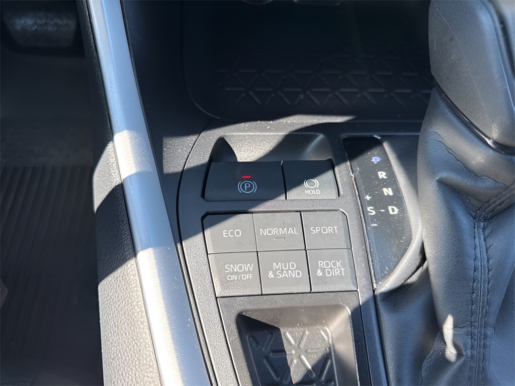 2025 Toyota RAV4 XLE photo 22