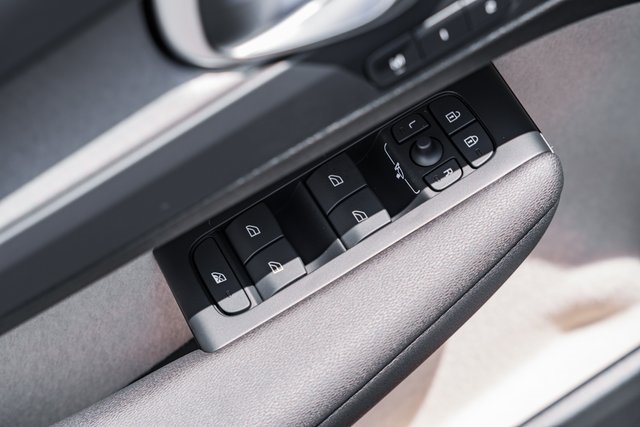 2025 Volvo XC40 Plus photo 30
