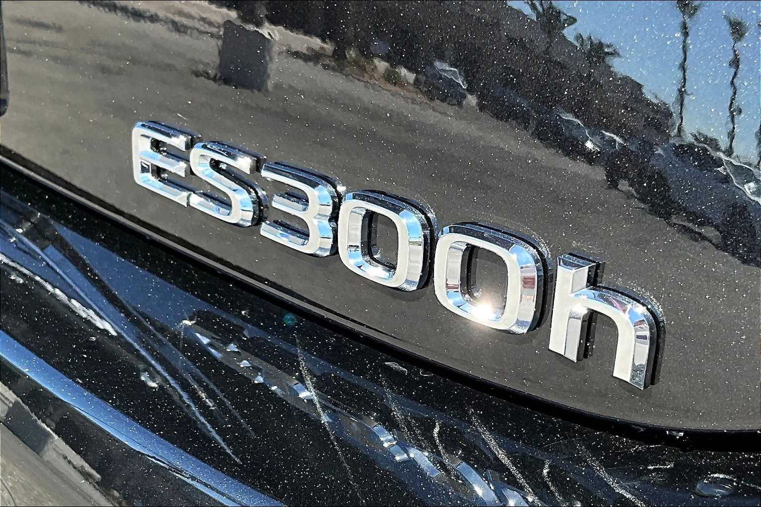 2025 Lexus ES 300h photo 8
