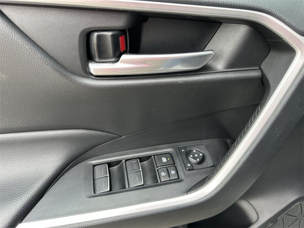 2023 Toyota RAV4 XLE photo 17
