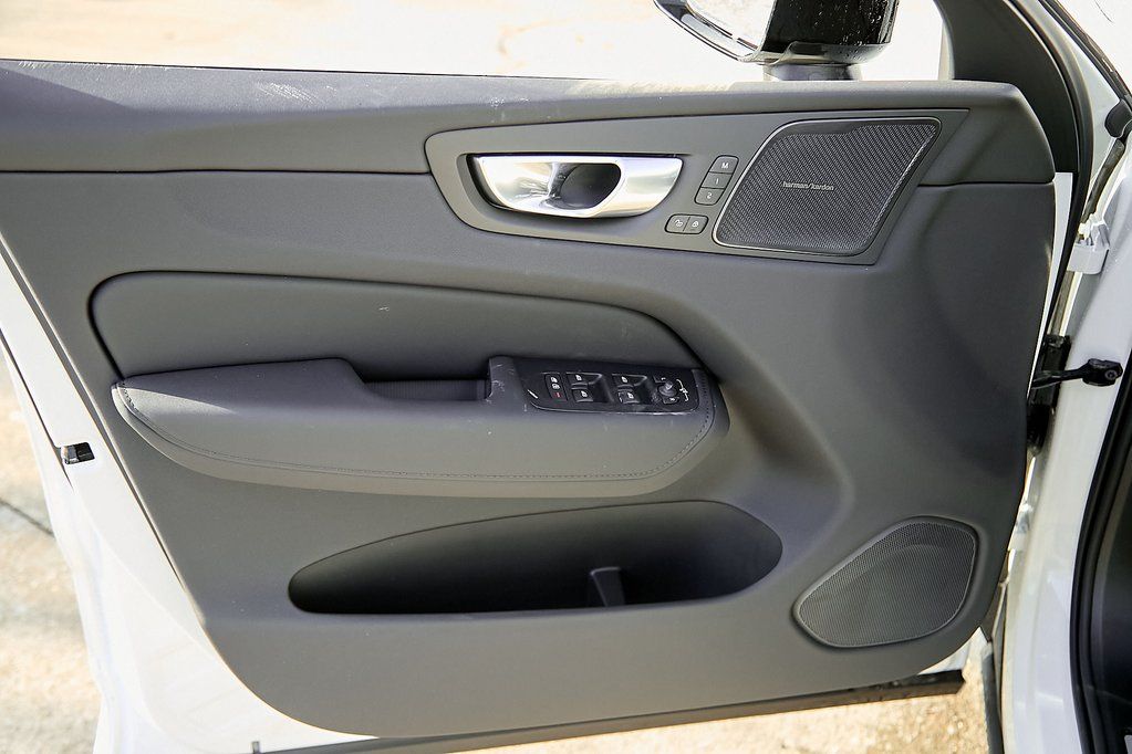 2026 VOLVO XC60 - Image 11