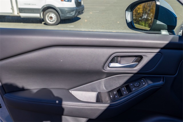 2026 Nissan Rogue SV photo 2