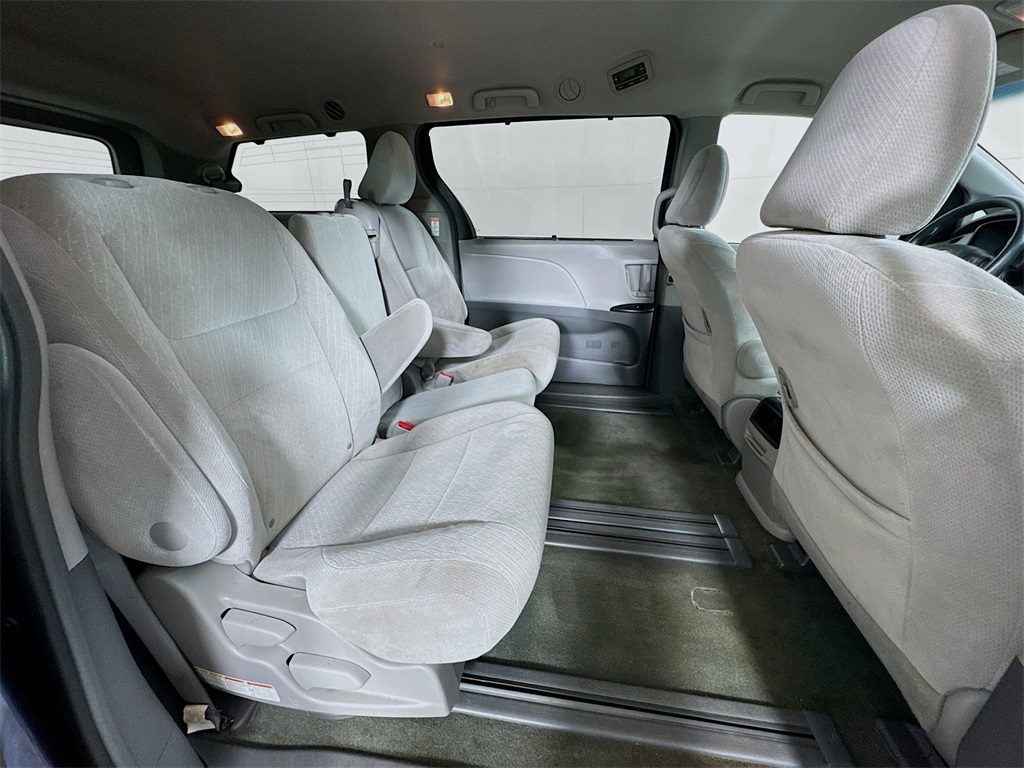 2017 Toyota Sienna LE photo 16
