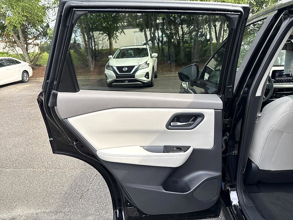 2025 Nissan Rogue SV photo 8