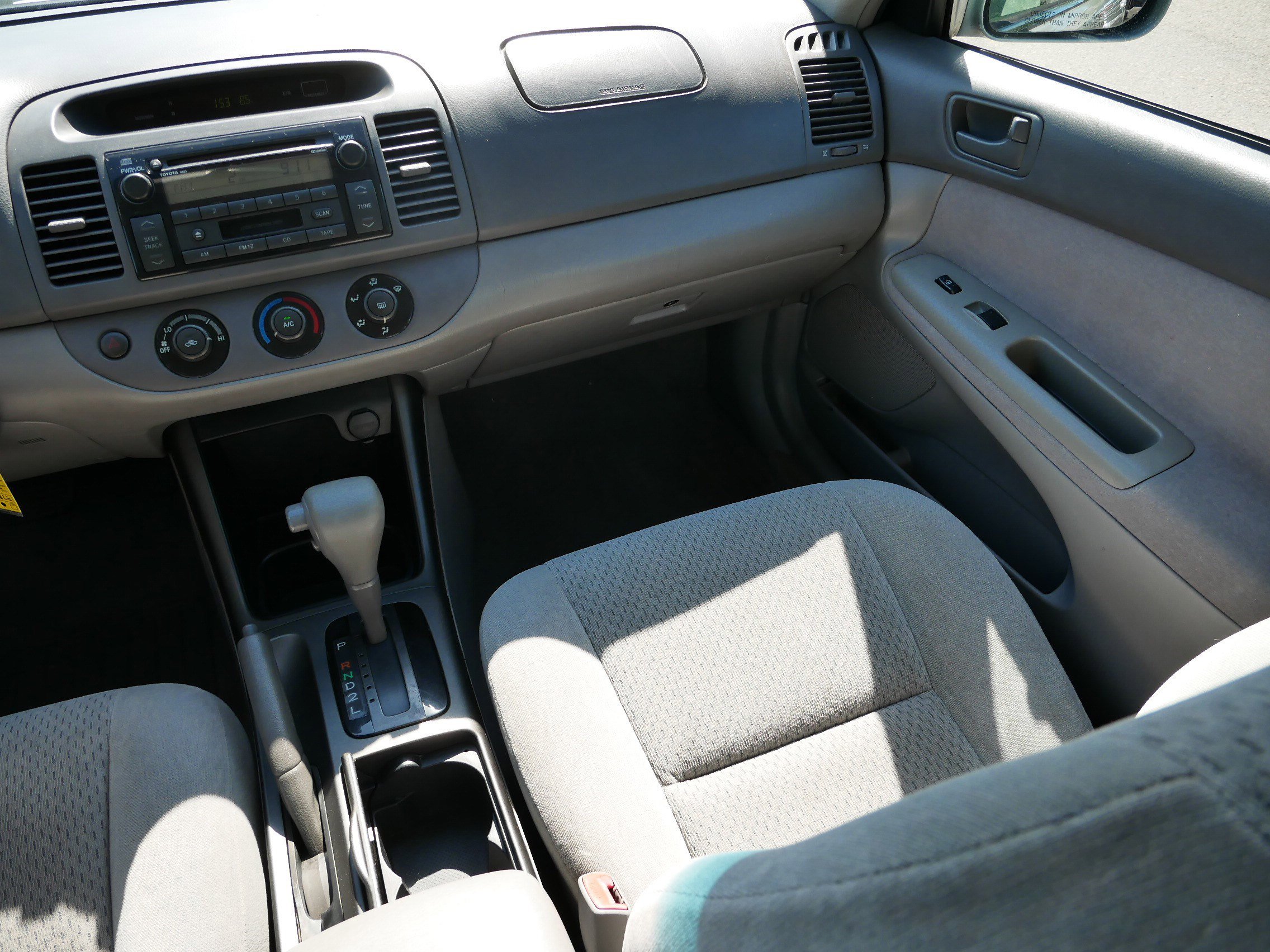2004 Toyota Camry LE photo 11