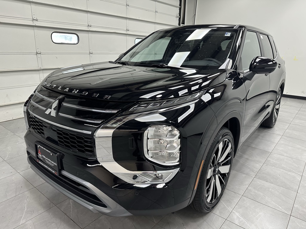2025 Mitsubishi Outlander SE photo 2