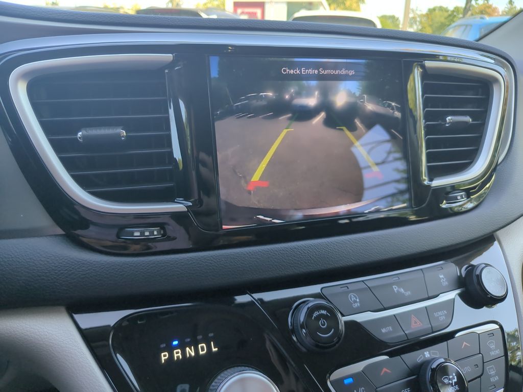 2020 Chrysler Pacifica Touring L photo 16