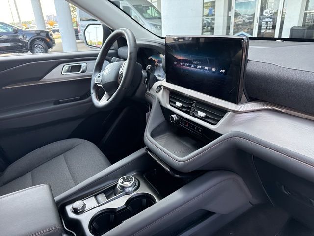 2025 Ford Explorer photo 15
