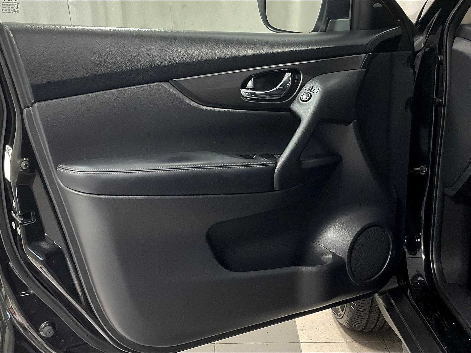 2019 Nissan Rogue SV photo 9