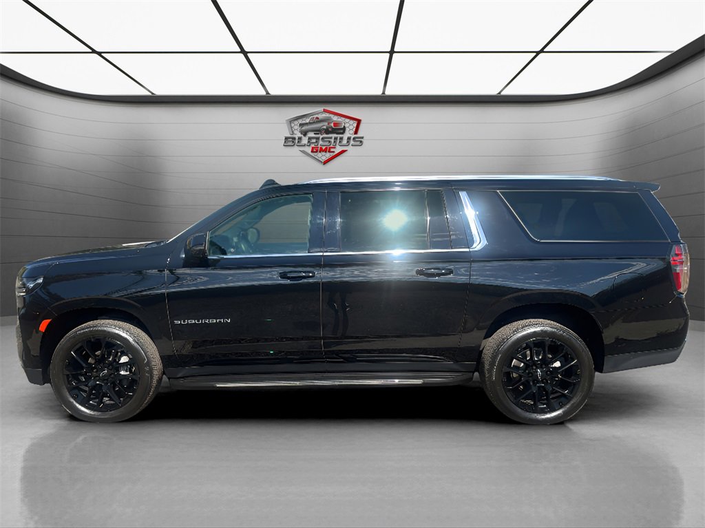2022 Chevrolet Suburban LT photo 2