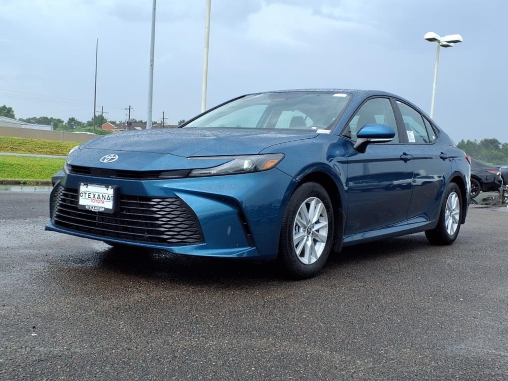 2025 Toyota Camry LE photo 7