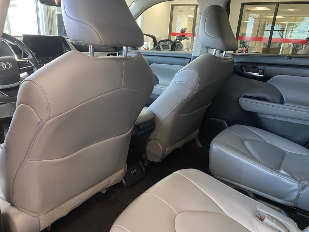 2023 Toyota Highlander XLE photo 19