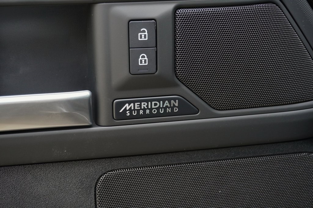 2025 Land Rover Defender 110 X-Dynamic SE photo 11