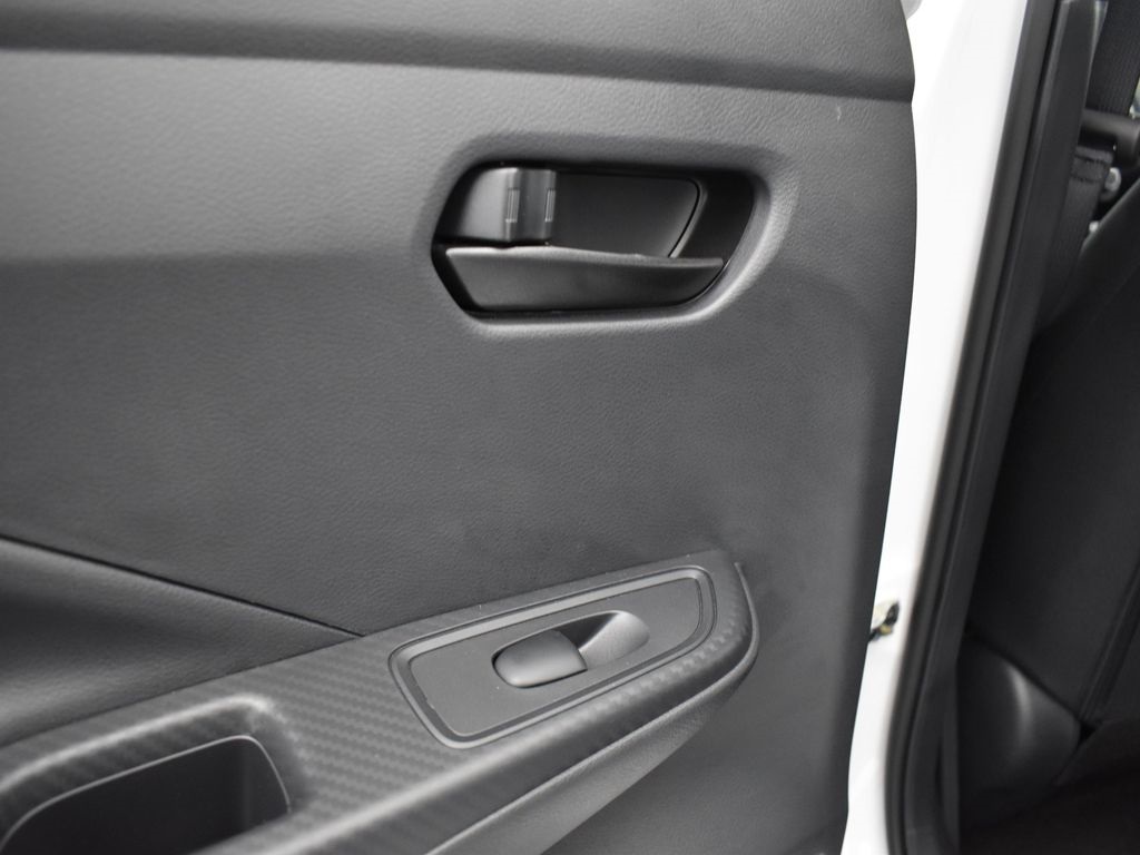 2025 Nissan Versa 1.6 S photo 13