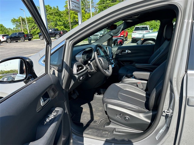 2025 Chrysler Pacifica photo 31