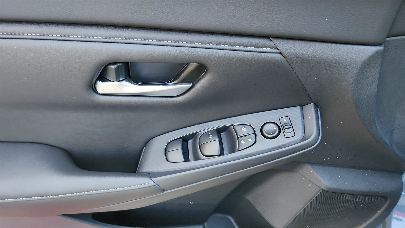 2025 Nissan Sentra SV photo 18