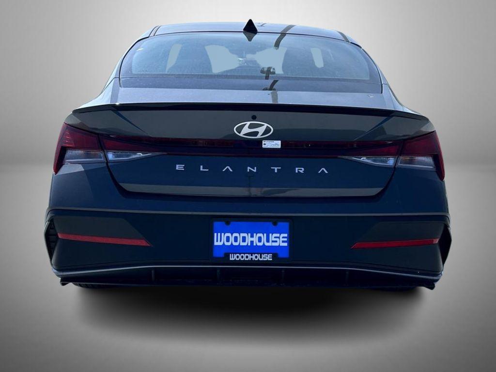 2025 Hyundai Elantra SEL Sport photo 6