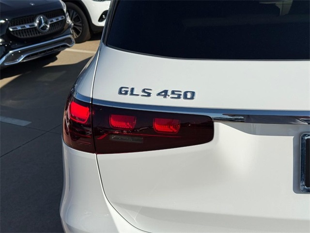 2026 Mercedes Benz GLS 450 4MATIC photo 4