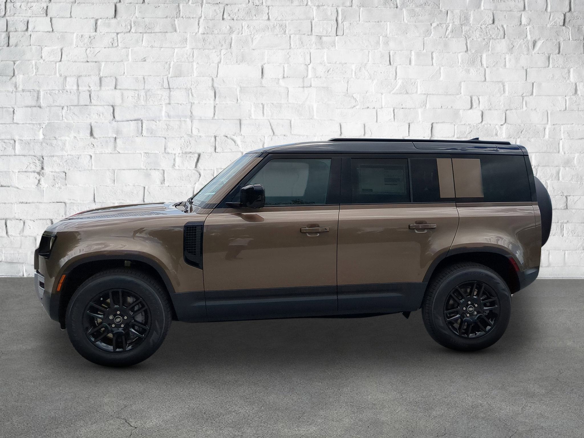 2025 Land Rover Defender 110 S photo 3