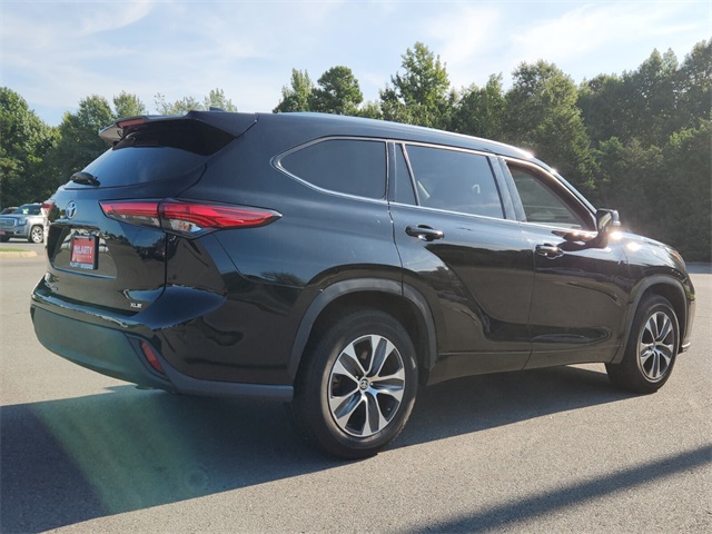 2021 Toyota Highlander XLE photo 3
