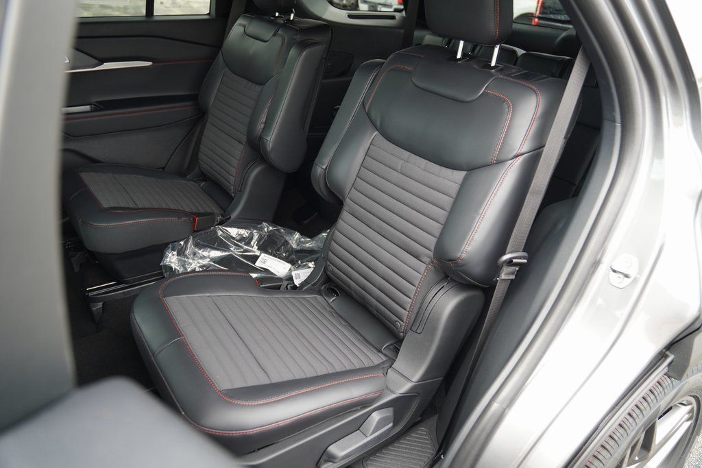 2025 Ford Explorer ST-Line photo 10