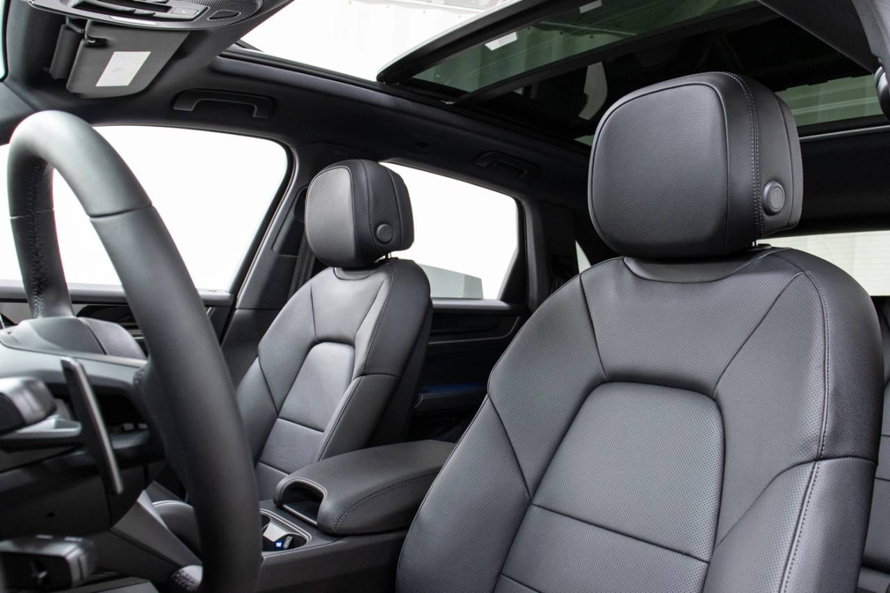 2025 Porsche Cayenne photo 4