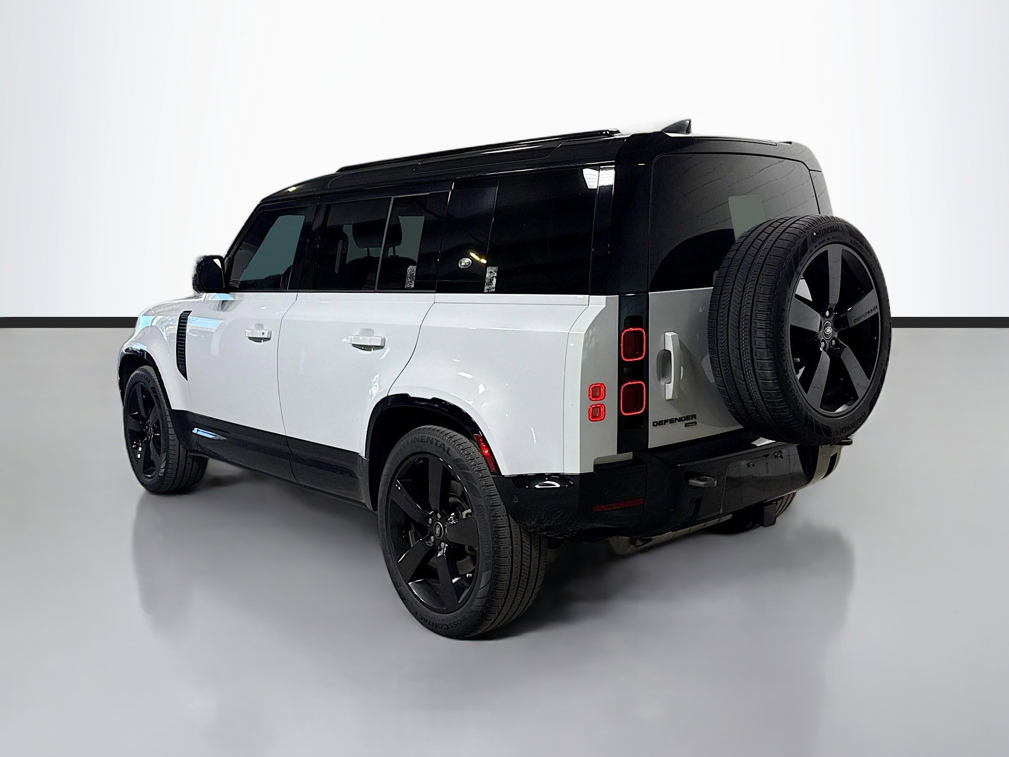 2023 Land Rover Defender 110 X-Dynamic SE photo 3