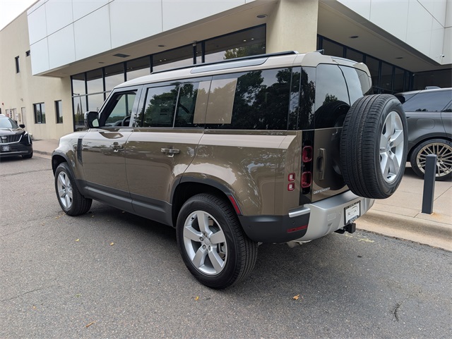 2025 Land Rover Defender 110 S photo 4
