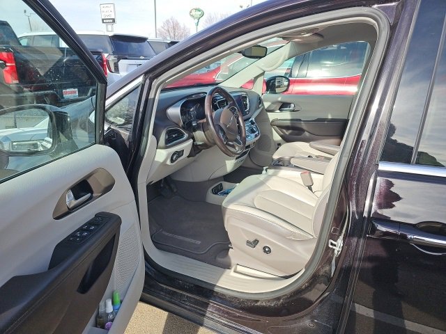 2017 Chrysler Pacifica Touring Plus photo 2