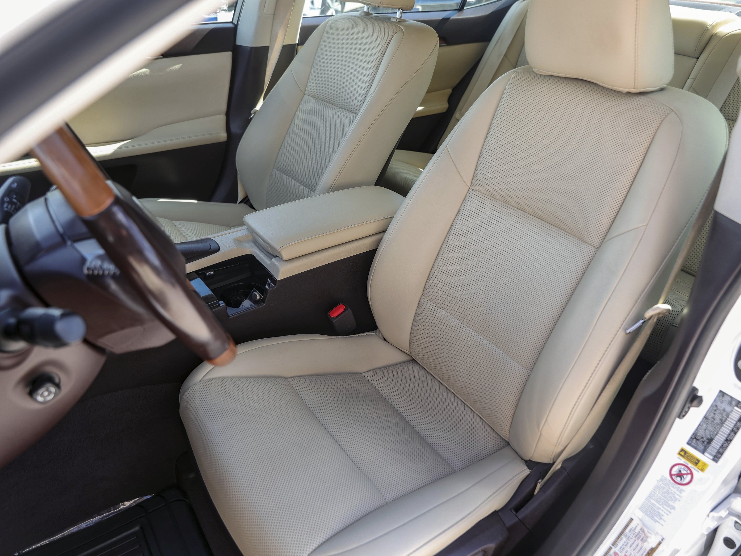 2016 Lexus ES 300h photo 7