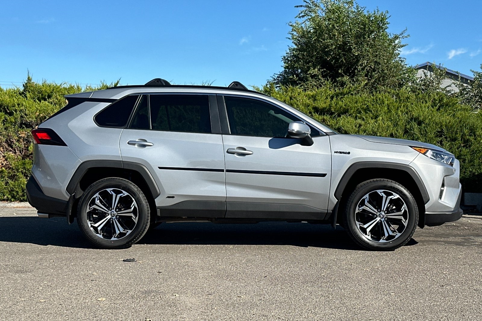 2020 Toyota RAV4 Hybrid XLE photo 3