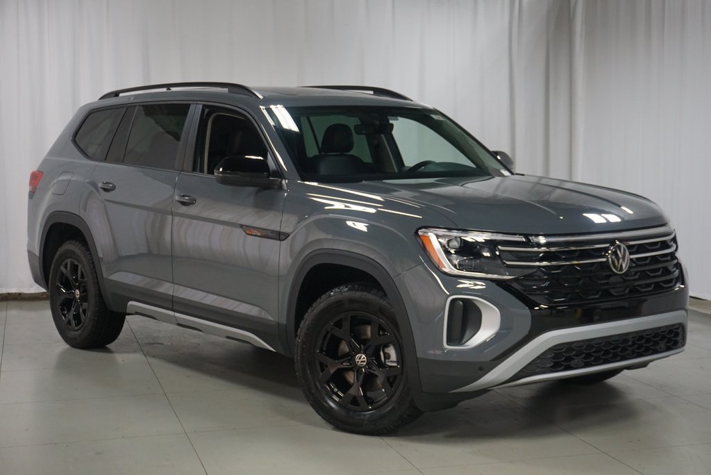 2025 Volkswagen Atlas Peak Edition SE photo 2