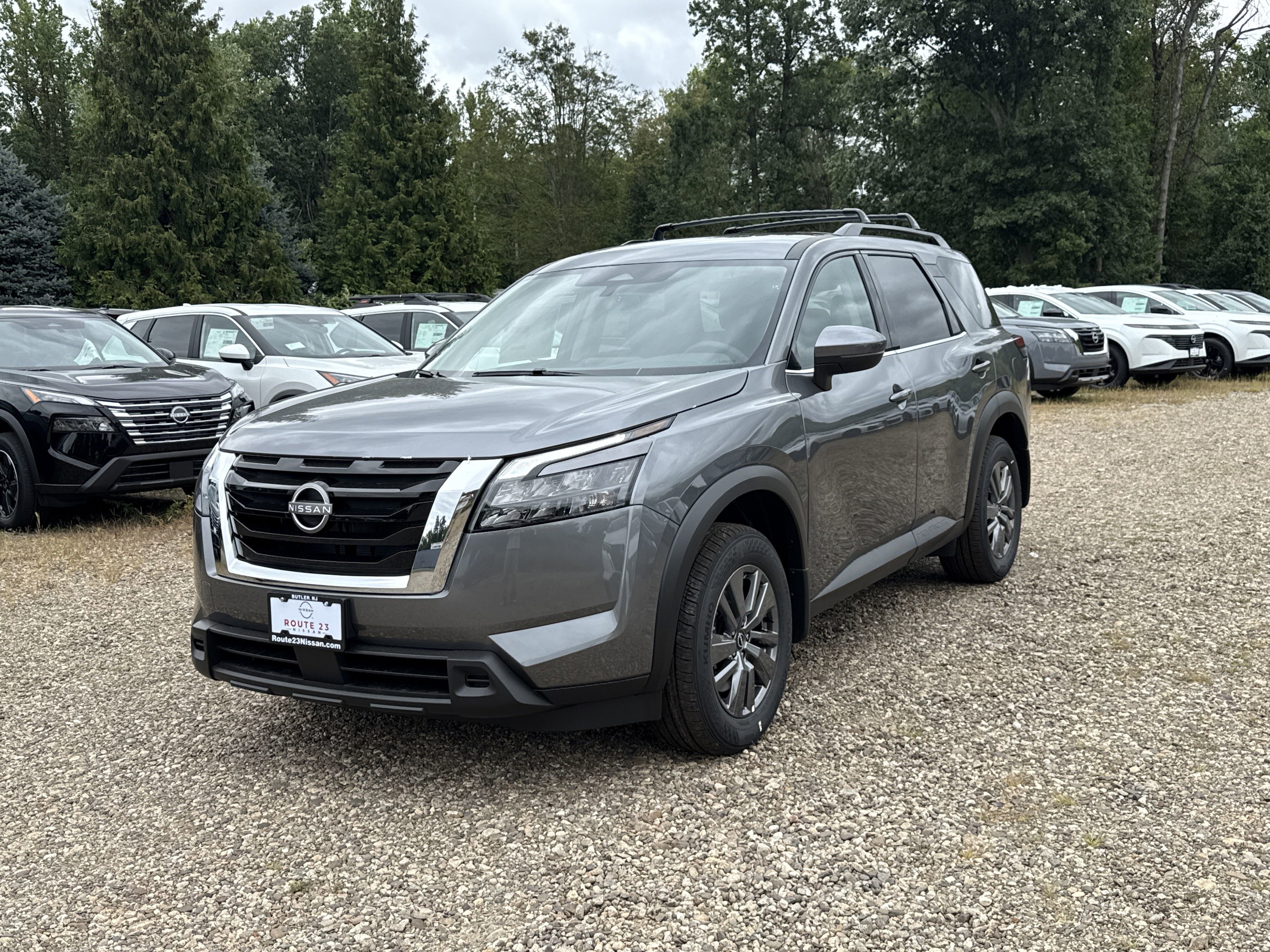 2025 Nissan Pathfinder SV's photo
