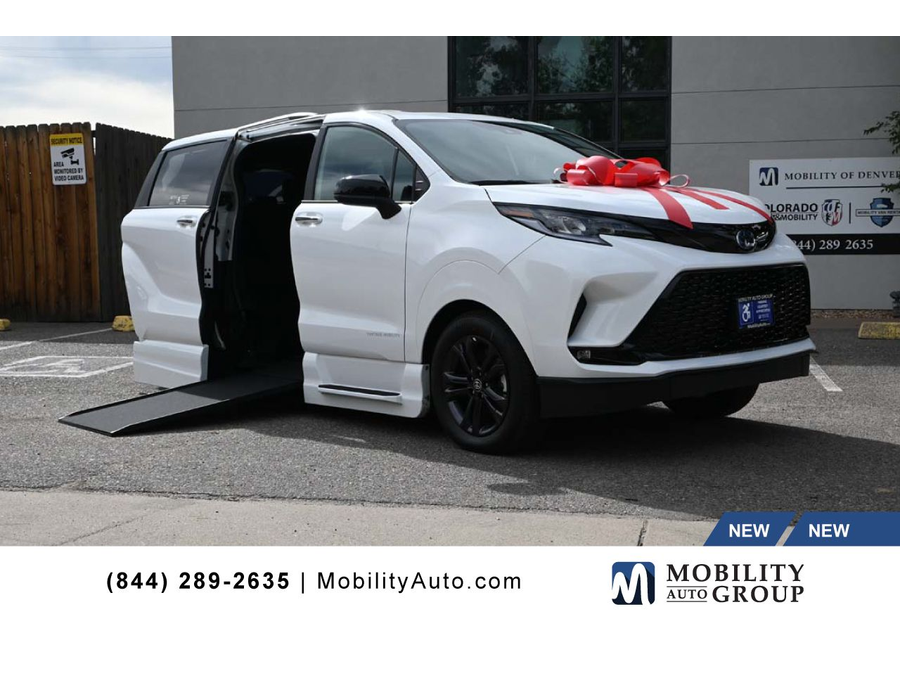 2025 Toyota Sienna XSE's photo