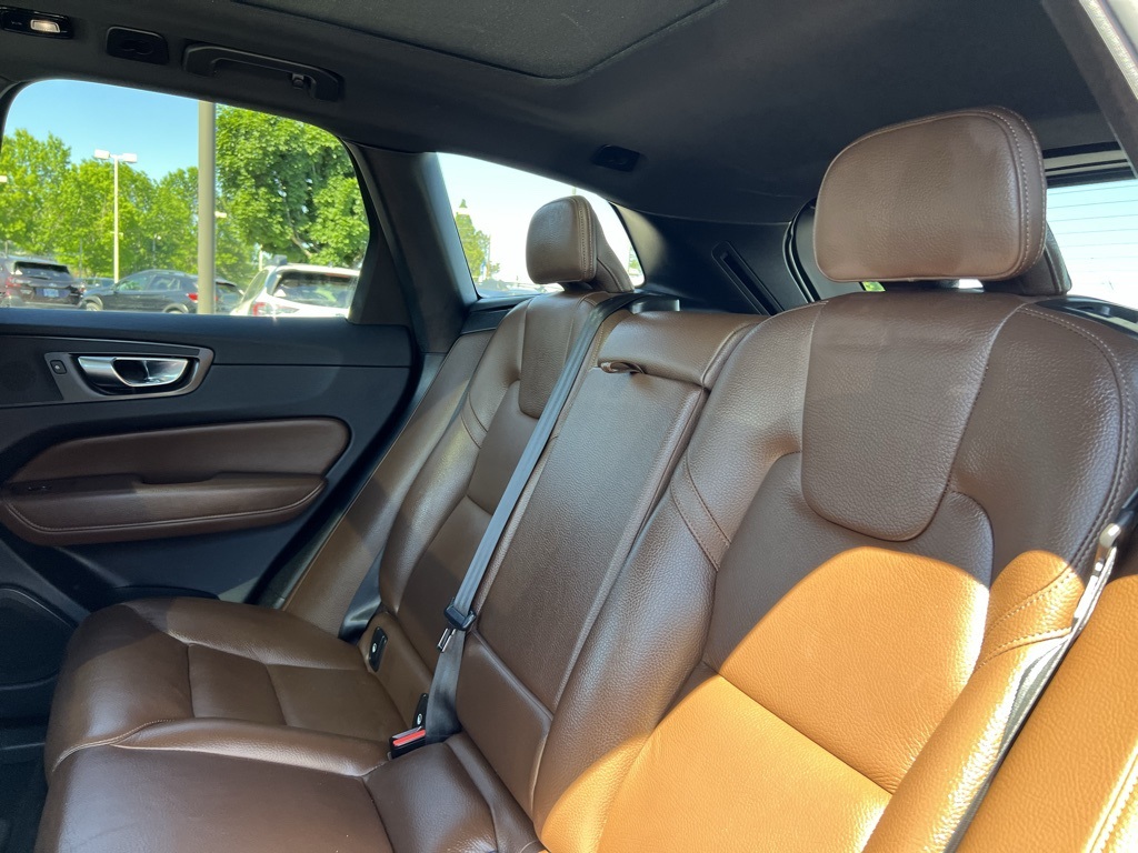 2022 Volvo XC60 B5 Momentum photo 24