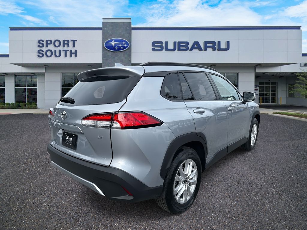 2024 Toyota Corolla Cross LE photo 2