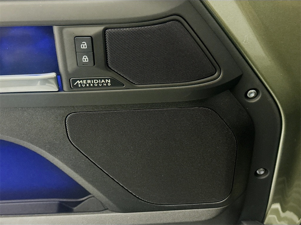 2025 Land Rover Defender 110 X-Dynamic SE photo 14